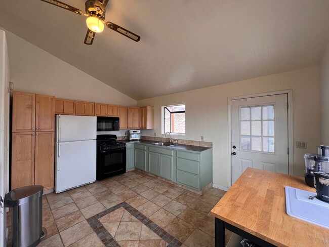 Building Photo - 3 Bedroom 2 Bath Silver Springs Home on 13...