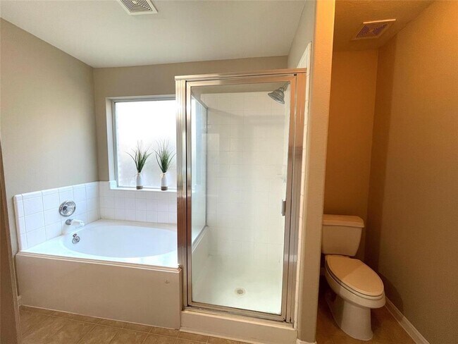 Building Photo - 6330 Applewood Forest Dr