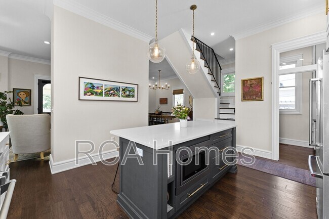 Building Photo - 1321 N Beville Ave
