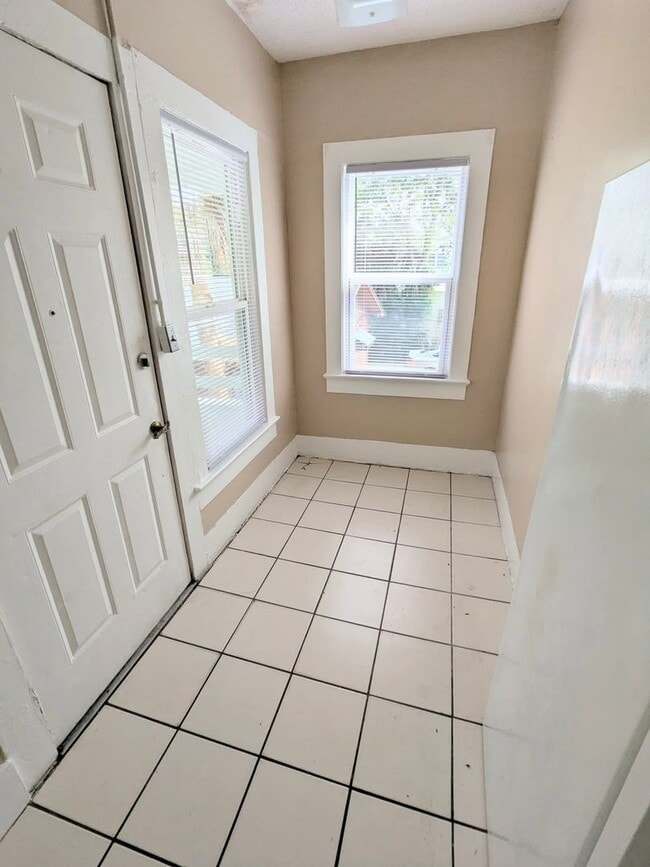 Building Photo - 635 Tanglewood St