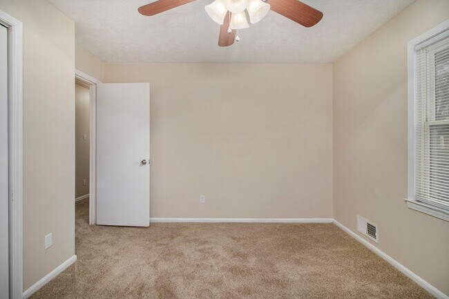 Building Photo - 4 Bedroom 3 Bath Home