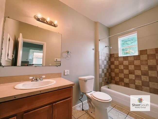 Building Photo - 5 bed 2 bath Single Family Home