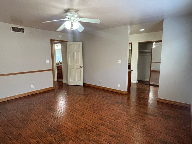 Building Photo - Spacious 2-bedroom with bonus room townhom...