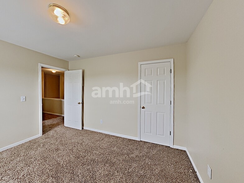 Building Photo - 147 Grove Ln S