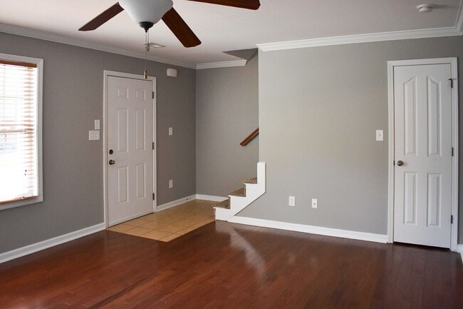 Building Photo - Knoxville 37918 - 2 bedroom 1.5 bath townhouse - call Jean Chung 865-386-1022