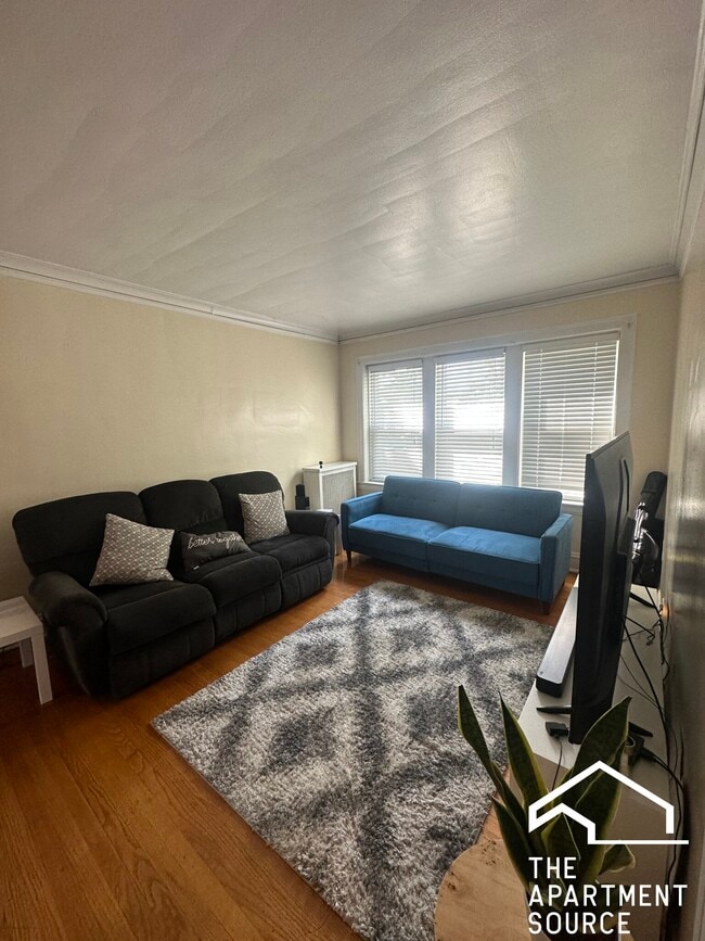 Building Photo - 2416 W North Shore Ave