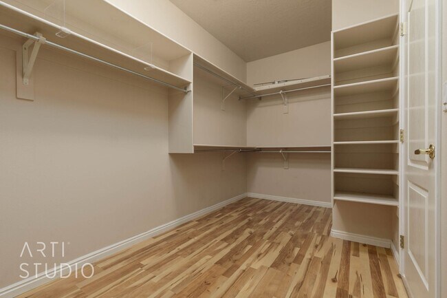 Building Photo - Stunning 3-Bedroom Home with Private Backy...
