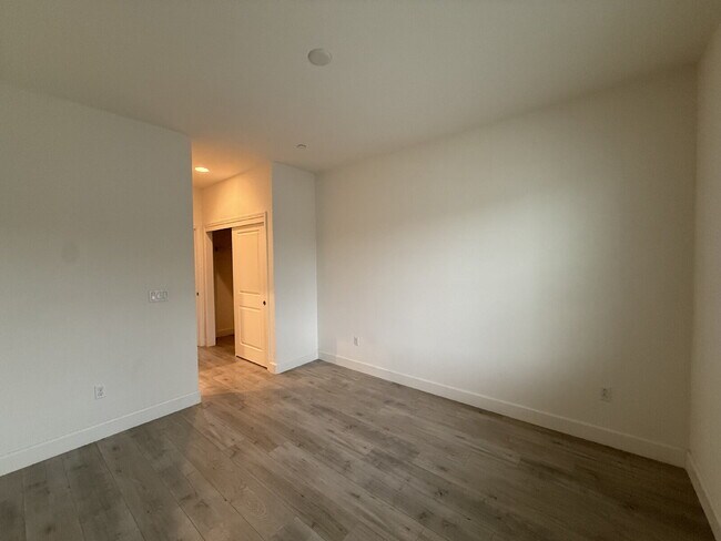 Building Photo - Modern 4-bedroom 3-bath available in Elk Grove