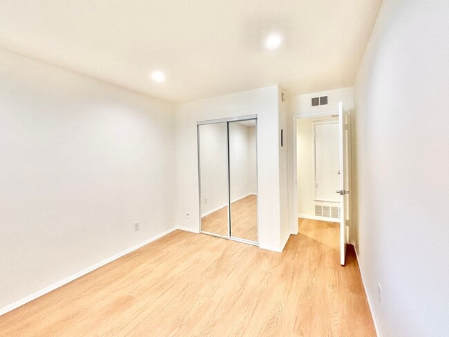 Building Photo - Bright 2 Bed 2 Bath | Surfside Community |...