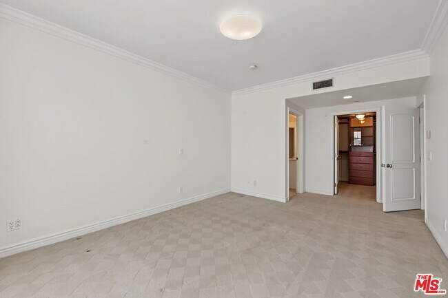 Building Photo - 430 N Oakhurst Dr