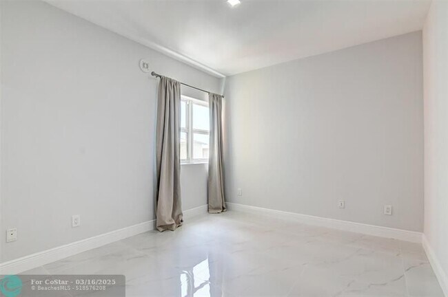 Building Photo - 2650 Lake Shore Dr