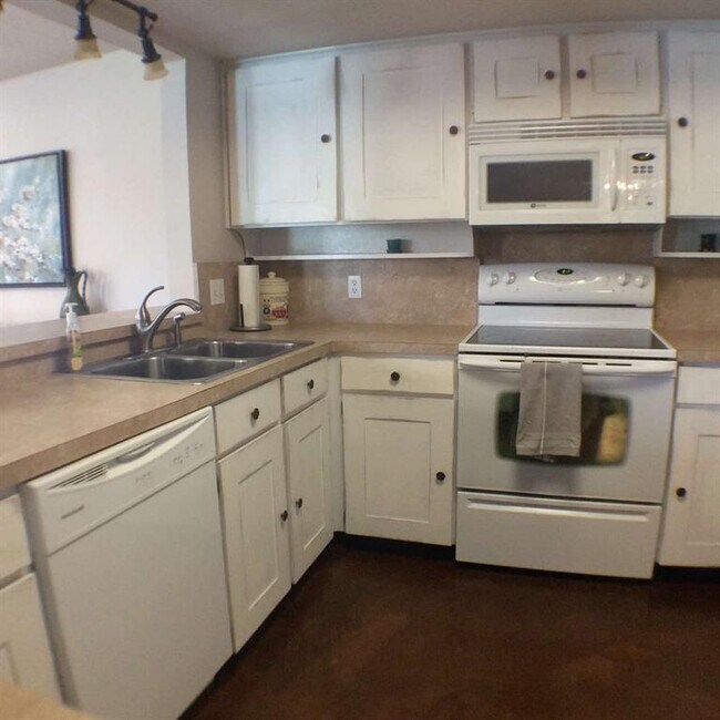 Building Photo - 503 Cozby St N