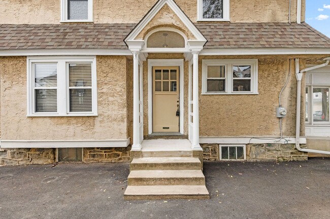 Building Photo - Single family home with hardwood floors th...