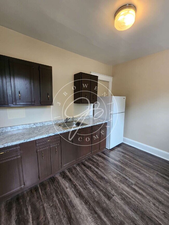 Building Photo - "Cozy Studio Living in South Toledo! All utilities included!