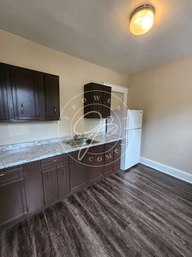 Building Photo - "Cozy Studio Living in South Toledo!