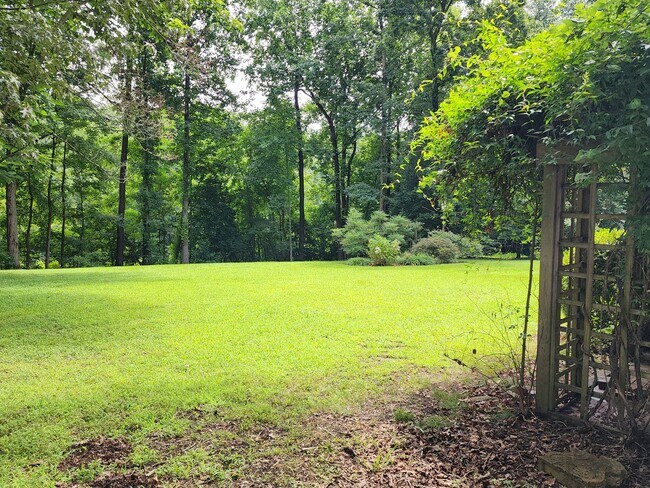 Building Photo - Luxury 3000+ Square Foot Home in Five Lake...