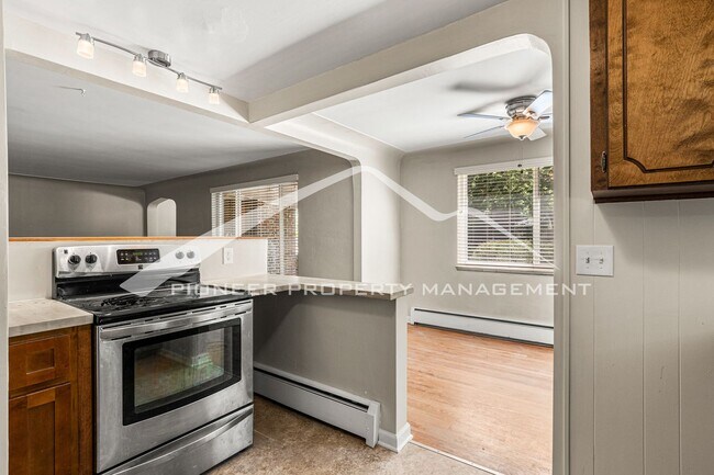 Building Photo - Charming Home with Washer/Dryer and Fenced...