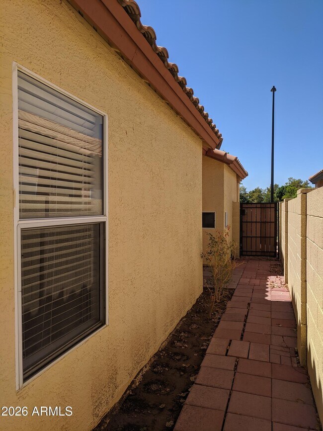 Building Photo - 1321 N Jamaica Way