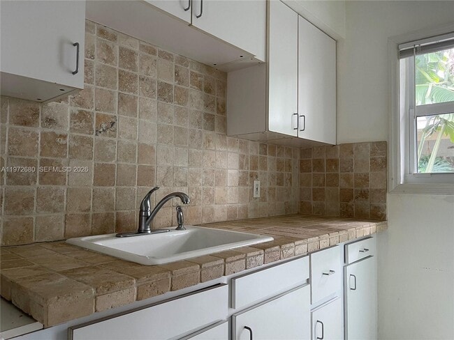 Building Photo - 4780 Pine Tree Dr