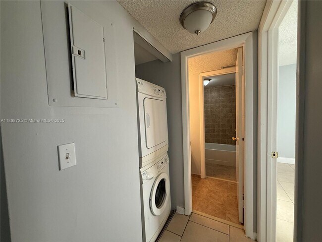 Building Photo - 1071 Adams Ave