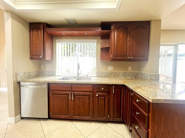 Building Photo - 3 bed, 2.5 bath located in Corona, CA!