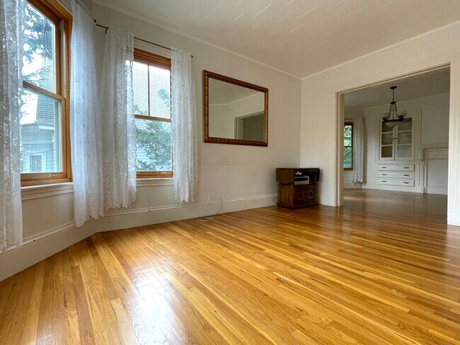 Building Photo - 20 Central St