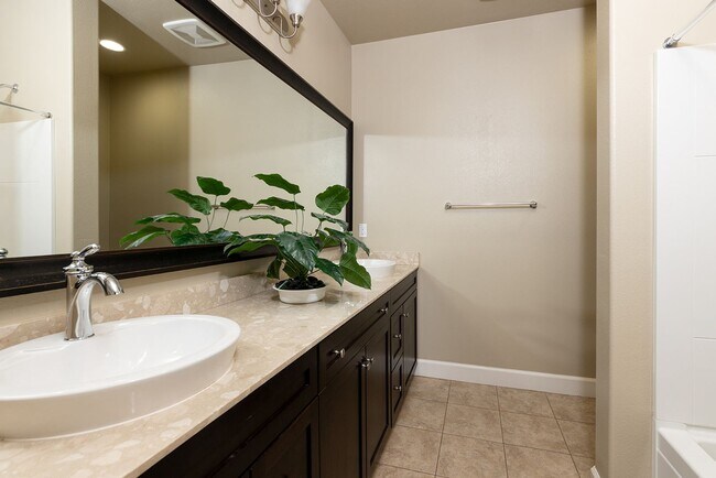 Building Photo - 5bd/3ba, 3969 sq ft Home in Gated Community in Vista!