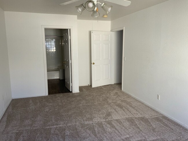 Building Photo - Lovely 3 bedroom town home with attached garage