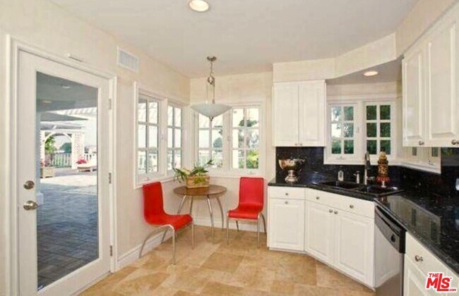 Building Photo - 2050 Linda Flora Dr