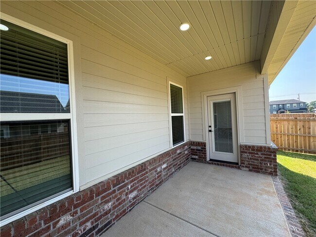 Building Photo - 5910 SW Desert Ave