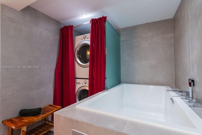 Building Photo - 900 Bay Dr