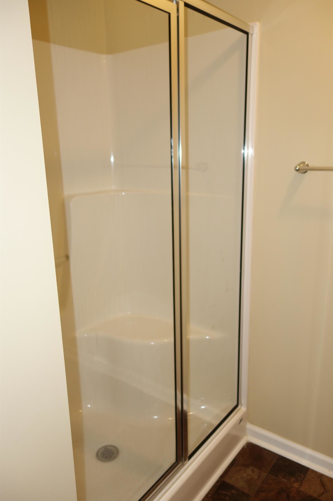 seperate shower/tub - 104 Read Tavern Rd