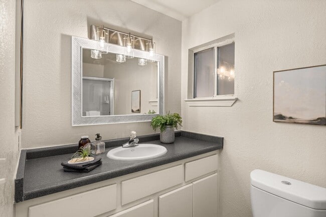 Building Photo - **Reserve for Summer 2026** Cute 2 Bedroom...