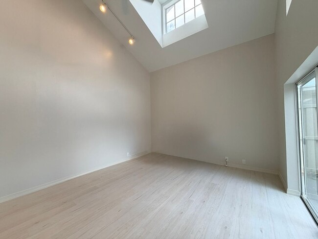 Building Photo - Beautiful Remodeled Townhome