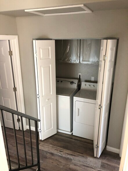 Building Photo - 5033 Vivaldi Dr