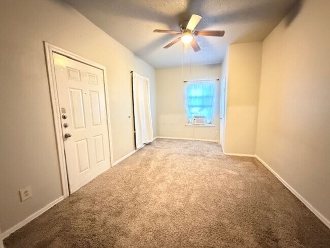 Building Photo - 321 Huntington St