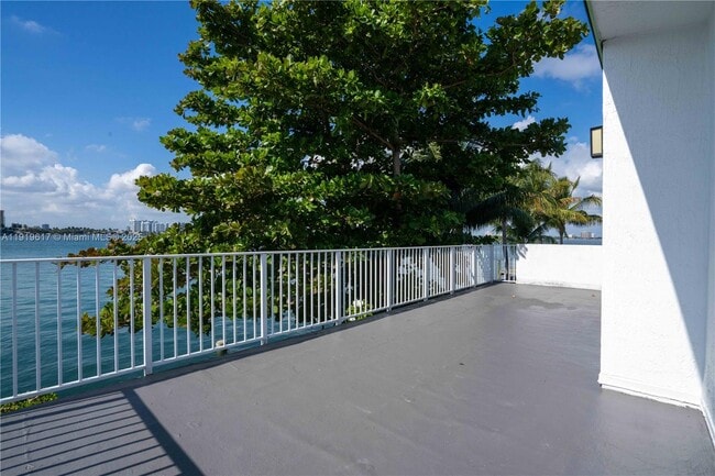 Building Photo - 2180 Bay Dr