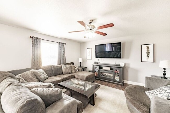 Building Photo - 4 Bed 4 Bath Home in Lorson Ranch!