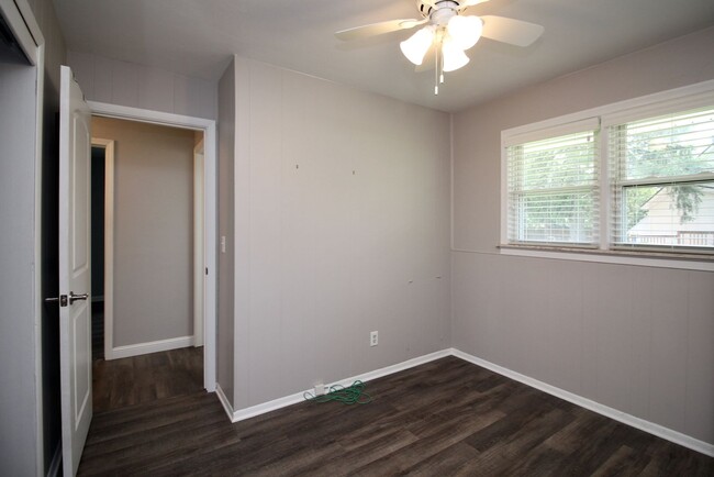 Building Photo - Three Bedroom House in Maumee ~ Available ...