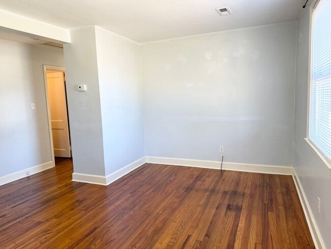 Building Photo - Charming 2 Bedroom Home With Spacious Yard!