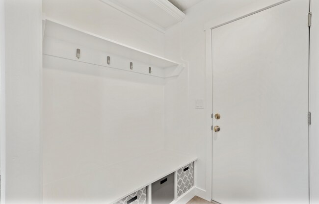 Building Photo - Cute 4-Bedroom Home in Vineyard!