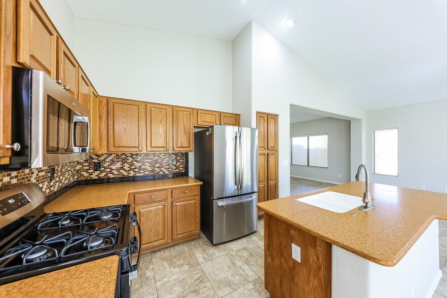 Building Photo - 3556 W Warren Ln