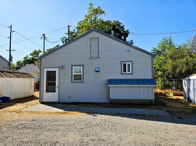 Building Photo - MOVE IN SPECIAL: 1/2 MONTHS RENT FREE- Washer/Dryer Included!