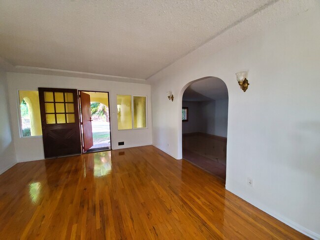 Building Photo - 2937 Virginia Ave