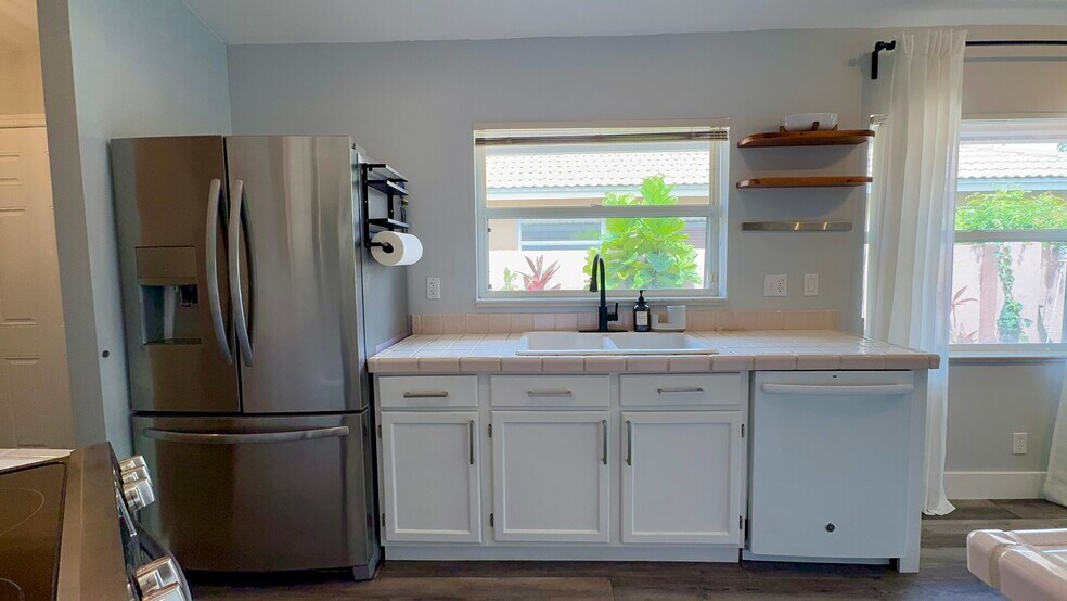 Building Photo - 5465 Grande Palm Cir
