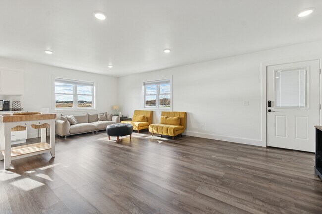 Building Photo - 504 W Prospect St