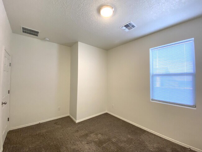 Building Photo - MUST SEE 3BR/2Bath