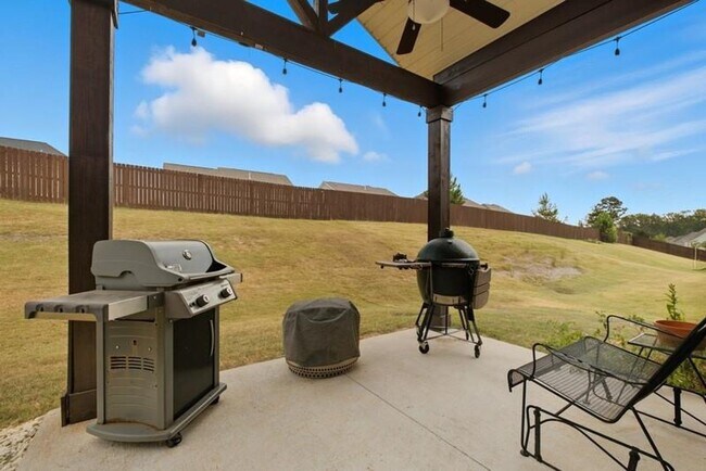 Building Photo - Exceptional Home in Donahue Ridge!