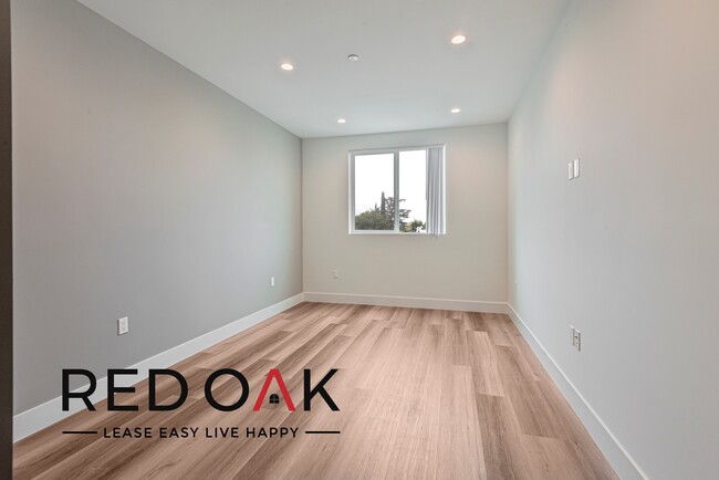 Building Photo - Elegant and Modern Two Bedroom with Recess...