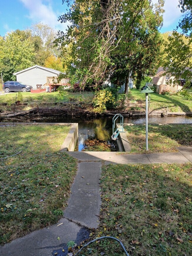 Building Photo - 112 Hazel Ct